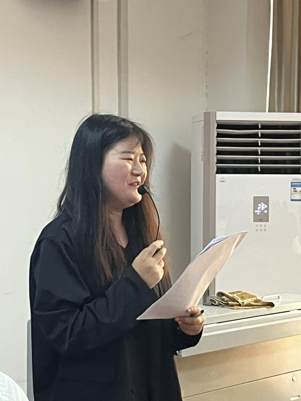 (图7 会议主持人王静) (图7 会议主持人王静)