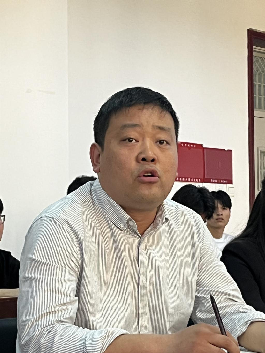 (图5 实训中心主任万萌发言) (图5 实训中心主任万萌发言)