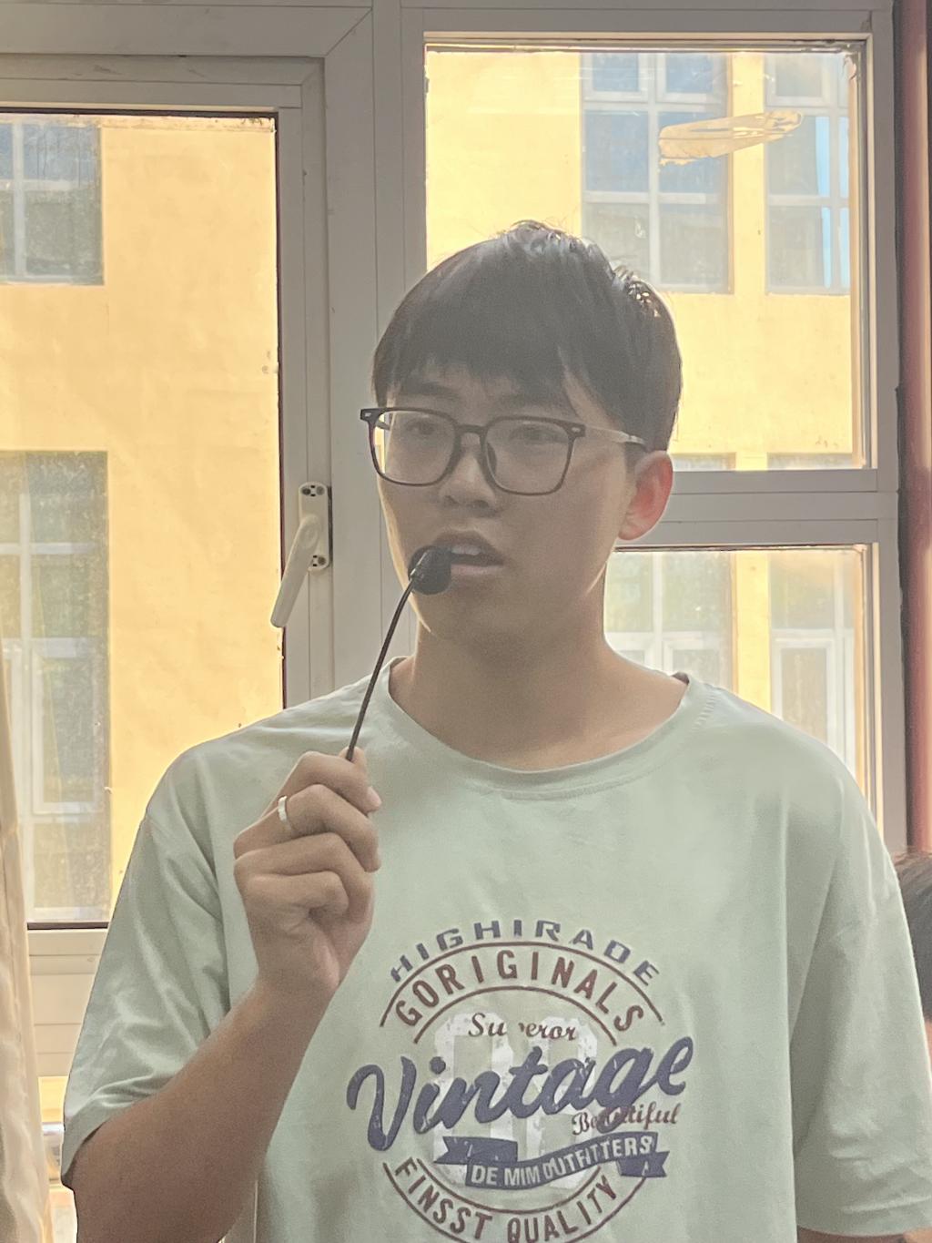 (图8 学生代表发言) (图8 学生代表发言)