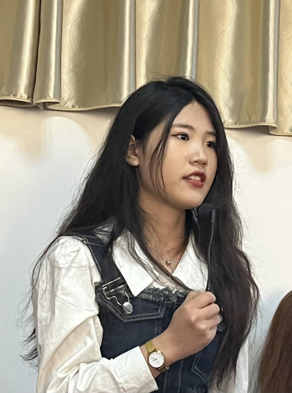 (图9 学生代表发言) (图9 学生代表发言)